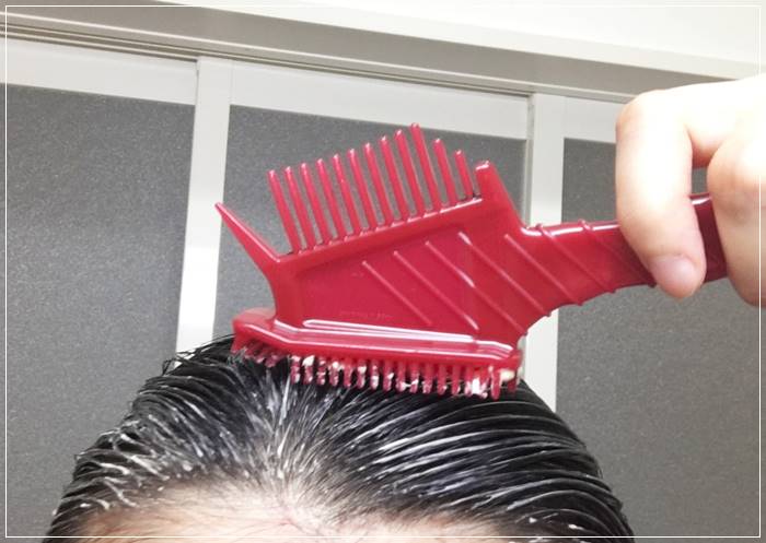 白髪にクリームをぬっているところ