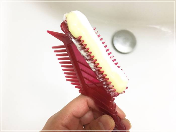 クリームをクシにつけ