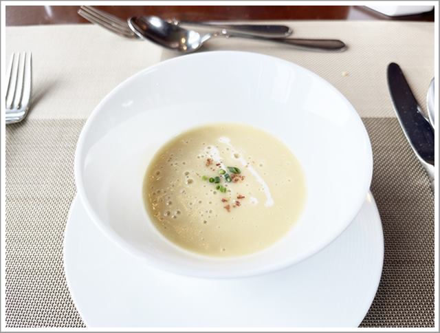 同志社大学内のフレンチレストランwillのBランチのスープ
