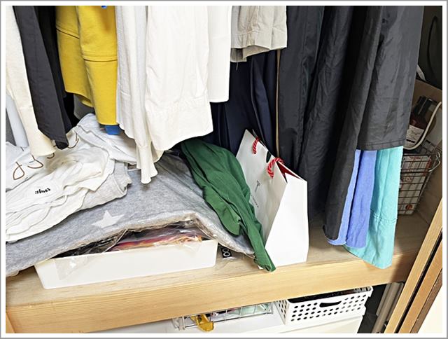 押入れクローゼットの整理前の様子②突っ込まれた服