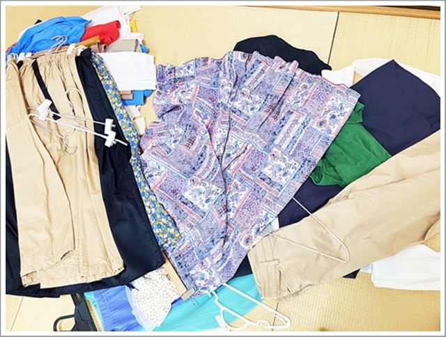 押入れクローゼットの整理で全ての服を出したところ