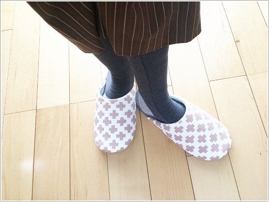 ベルメゾンの洗える北欧調のスリッパを履いたところ