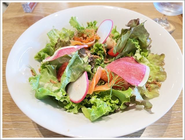 大阪中之島美術館1階のレストラン「ミュゼカラト」のシーフードサラダ