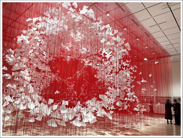 塩田千春さんの「つながる私」展