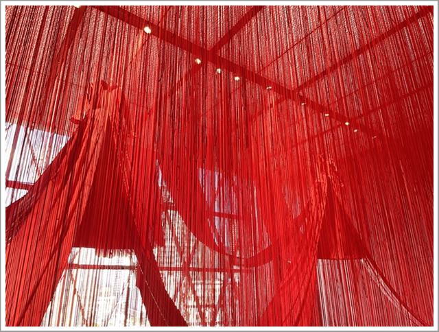 大阪中之島美術館で開催中の塩田千春さんの「つながる私」展入り口