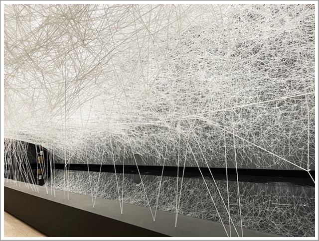 大阪中之島美術館で開催中の塩田千春さんの「つながる私」展の白い糸の展示