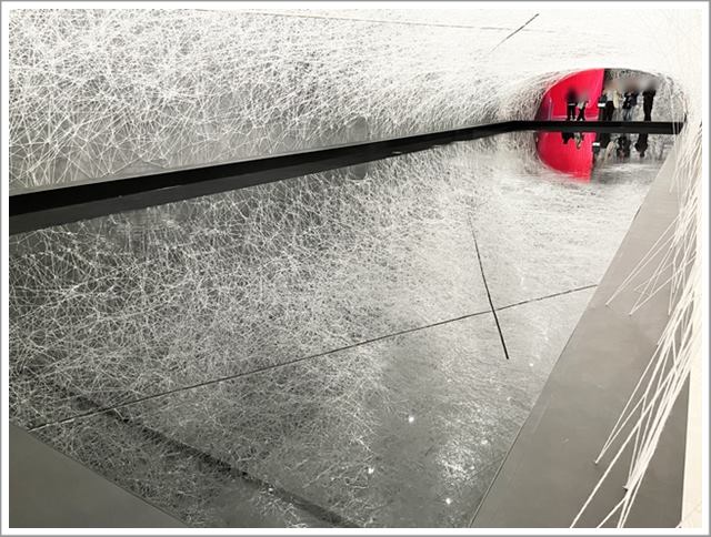 大阪中之島美術館で開催中の塩田千春さんの「つながる私」展の水面に滴る水滴