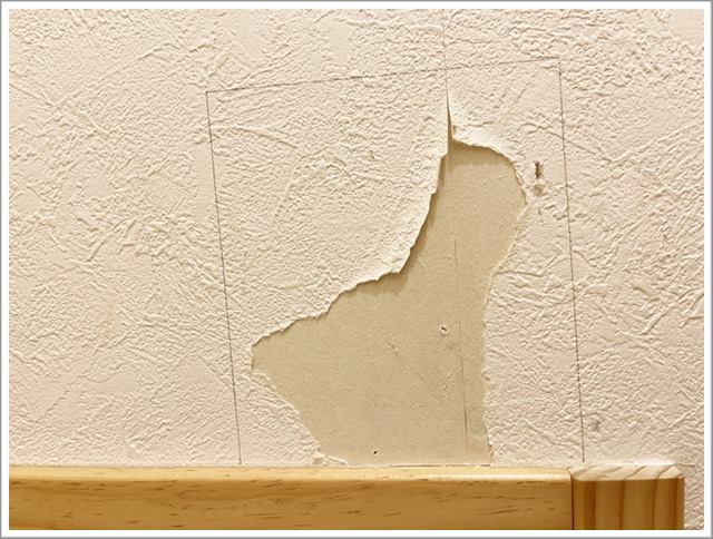 壁紙の一部補修の方法① 張り替える部分を定規でひく