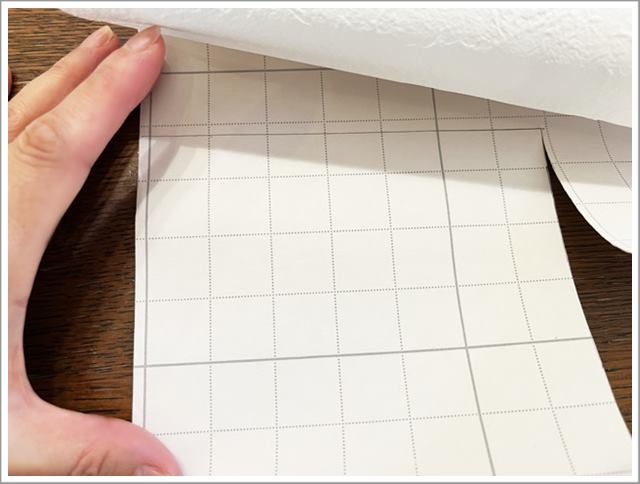 壁紙の一部補修の方法③補修用壁紙を切りとる