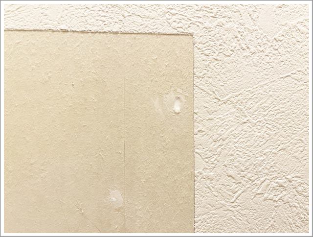 壁紙をはがしたら、画鋲の後も室内用壁のパテで埋める②