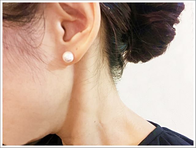 8㎜の宇和島パールのピアスをつけたところ