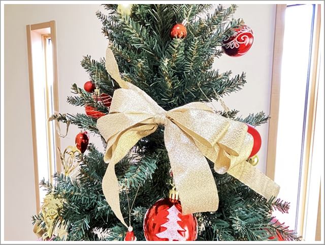 大きな金のリボンで華やかにしたツリー