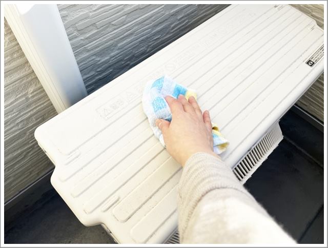 ベランダの室外機を古布で拭く