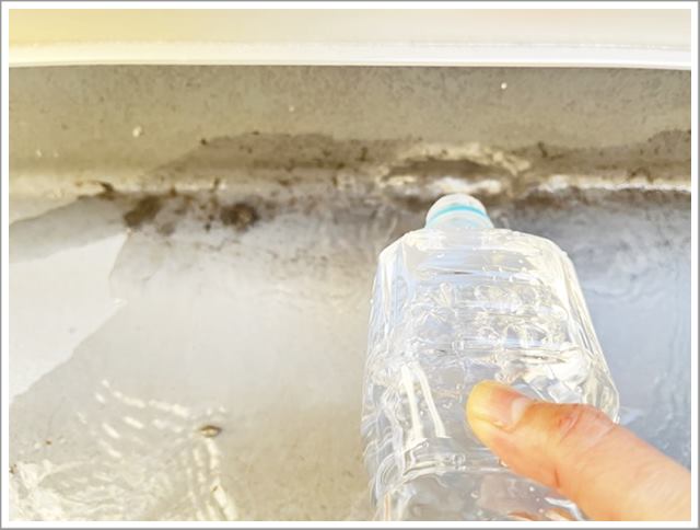 水で埃をしめらせ、火箸で取る