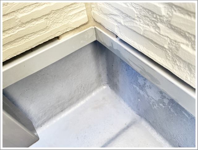 ベランダの角の汚れを古布でとりのぞいた所