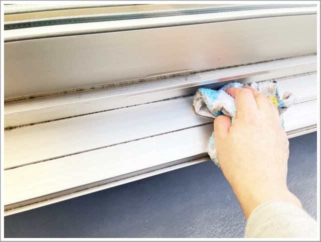ベランダ側の窓枠を古布で掃除