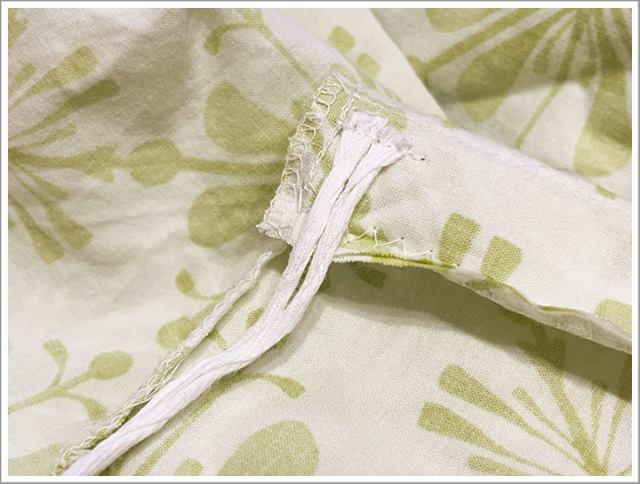 布団がズレないように結ぶ紐も縫い付ける