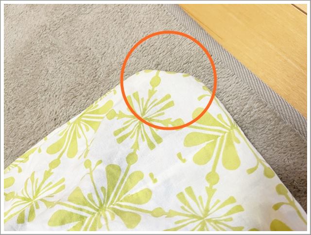 クイーンサイズの布団カバーをシングルサイズにリフォーム。布団がズレない紐の位置で端が丸くなった