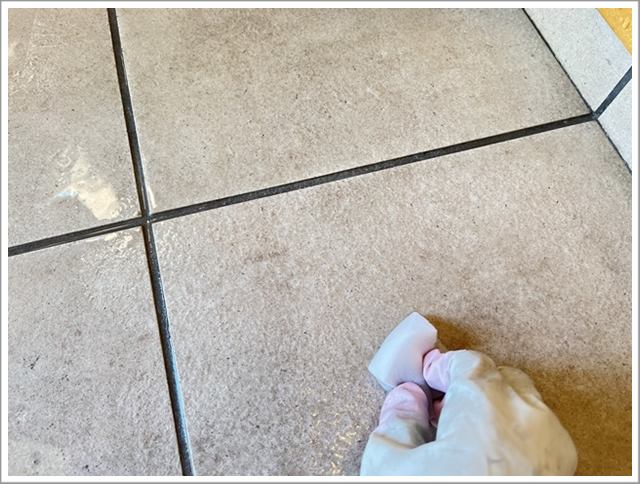 メラニンスポンジでタイルを磨く