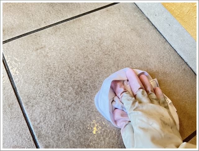 メラニンスポンジで磨いた後のタイルを古布でふき取る