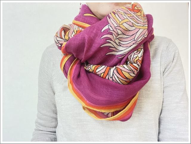 プレインピープルで買った「イヌイエディション」のストール（犬）を巻いたところ①