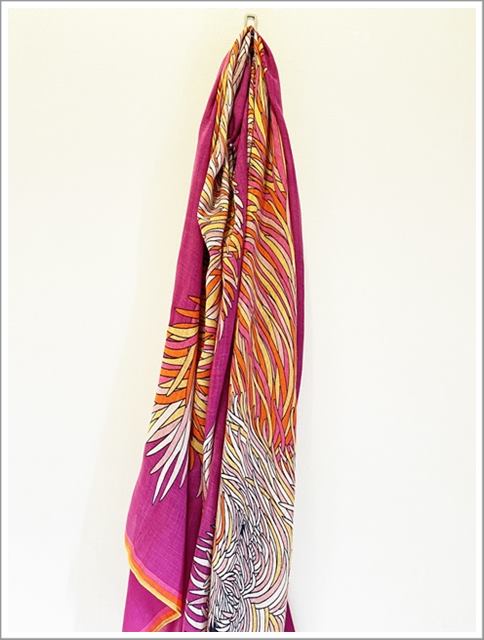 プレインピープルで買った「イヌイエディション」のストール（犬）