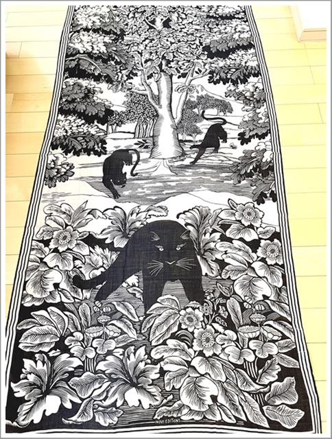 プレインピープルで買った「イヌイエディション」のストール（黒豹）を広げたところ