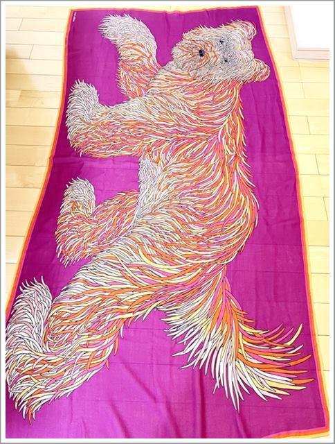 プレインピープルで買った「イヌイエディション」のストール（犬）を広げたところ