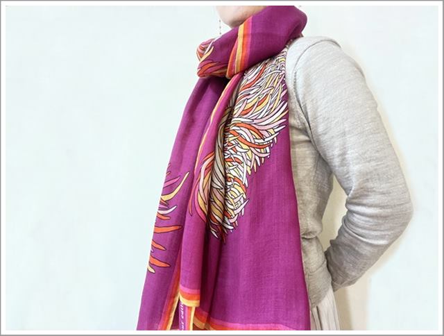 プレインピープルで買った「イヌイエディション」のストール（犬）を巻いたところ②