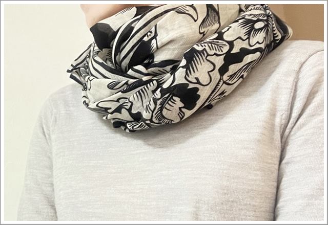 プレインピープルで買った「イヌイエディション」のストール（黒豹）を巻いたところ