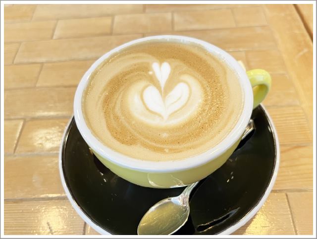 肥後橋にあるインテリアブックカフェのカフェオレ