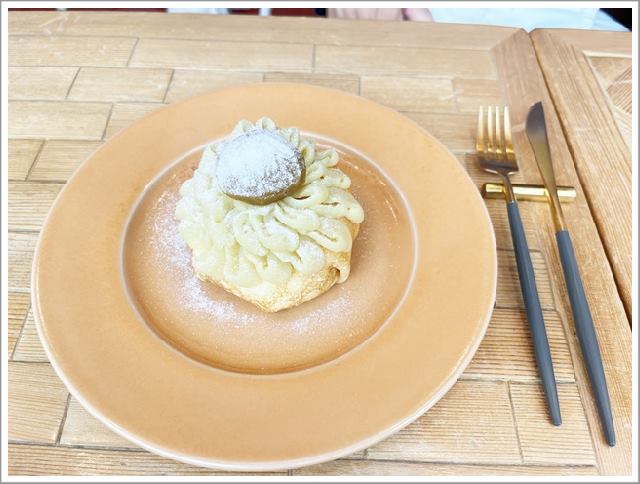 肥後橋にあるインテリアブックカフェのモンブランクレープ