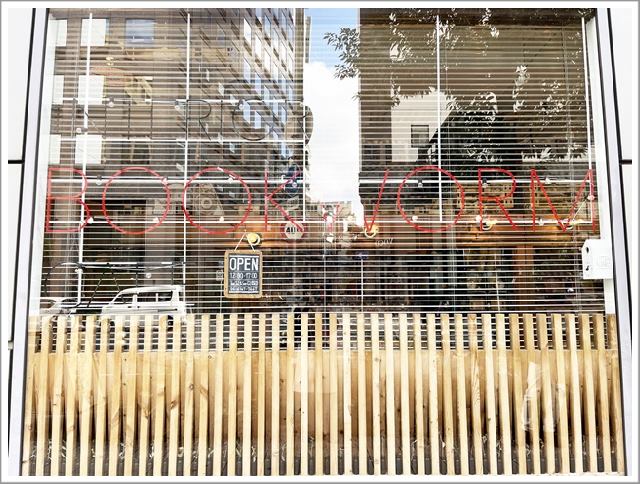 肥後橋にあるインテリアブックカフェの外観