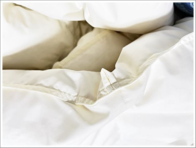 リフォームに出したクイーンサイズからシングルサイズ2枚になって戻ってきた布団。ちゃんとズレ防止のループもついてる