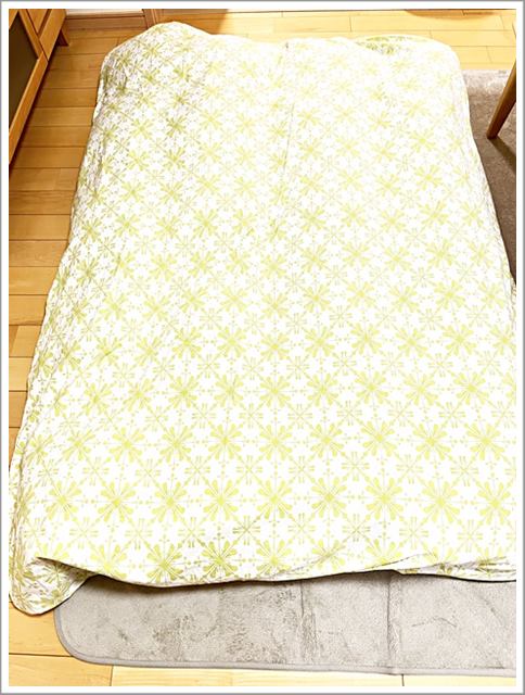 布団のリフォームでクイーンサイズからシングルサイズ2枚になって戻ってきた布団1枚に布団カバーをかけたところ