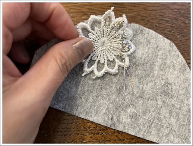 百均ブローチの作り方②ビーズを花に埋めていく