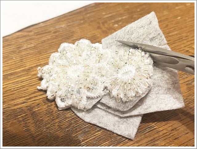 百均ブローチの作り方④フェルトを重ねて切る