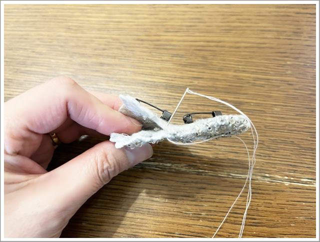 百均ブローチの作り方⑥ブローチピンをつけたフェルトとお花のフェルトを縫い合わせる
