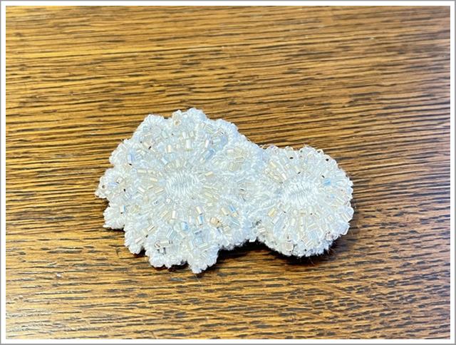 百均で作ったお花のビーズブローチ