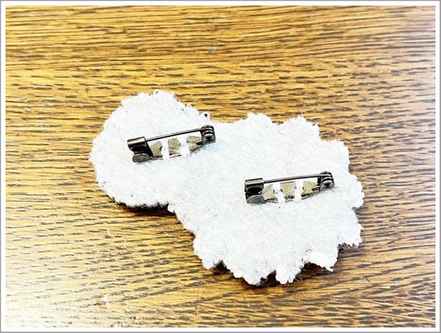 百均で作ったお花のビーズブローチの裏側