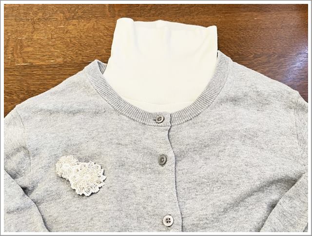 百均で作ったブローチをユニクロのカーディガンに付けたところ