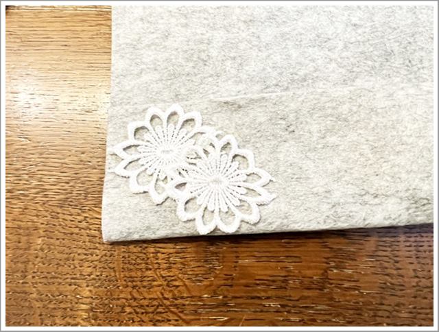 百均ブローチの作り方①フェルトの上に花をのせる