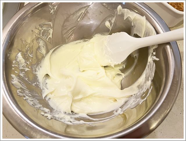 ティラミスの作り方②クリームチーズに砂糖と生クリームを入れて混ぜる
