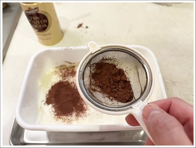 ティラミスの作り方③容器にクリームチーズを入れ、ココアをふるう