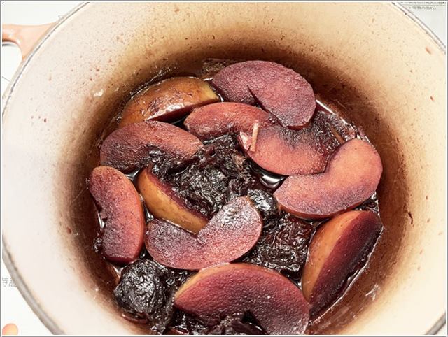 りんごの赤ワイン煮を30分ほど煮たところ