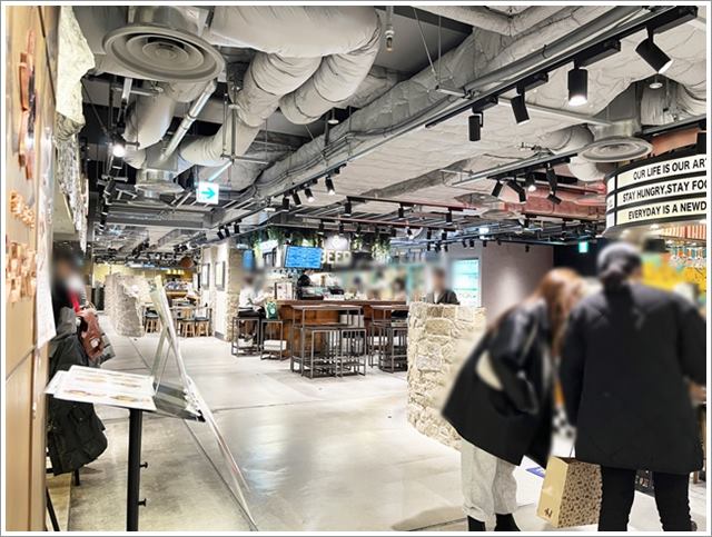 阪神百貨店の地下2階の「バル横丁」の様子