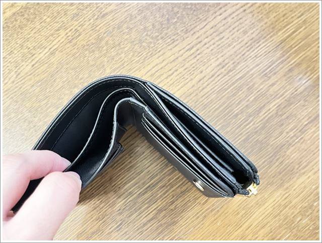 ランバンオンブルーの財布のお札入れには仕切りがある