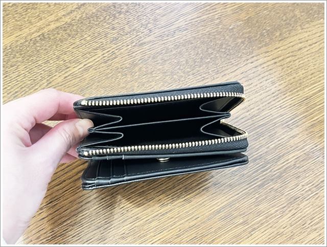 ランバンオンブルーの財布には小銭入れに仕切りがある