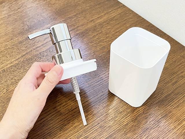 ニトリのソープディスペンサーのフタを開けたところ