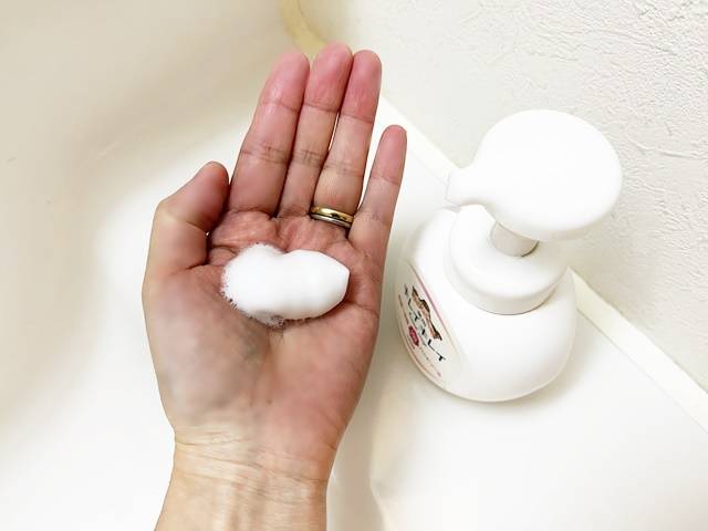 キレイキレイのソープディスペンサーから出たワンプッシュの泡